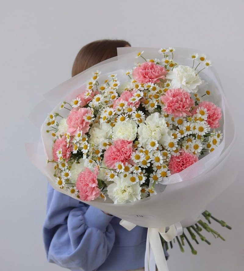 Bukiet goździków z rumiankiem